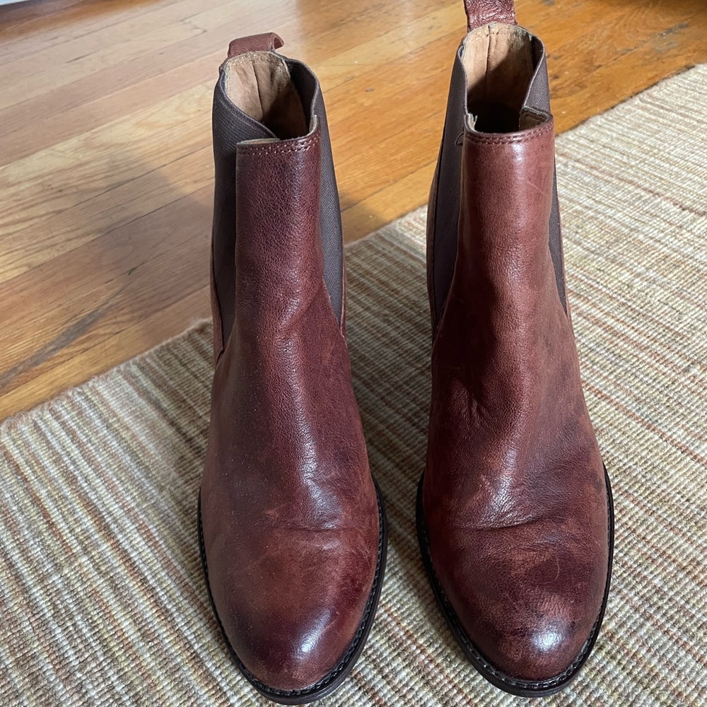 Söfft Brown leather Chelsea booties size 9